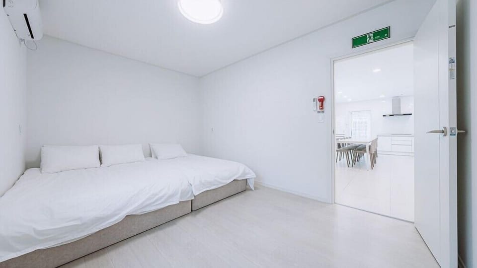 Room (private house)
