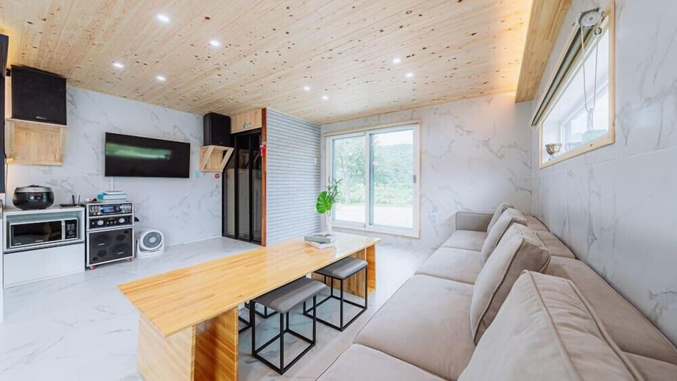 Room (private house)