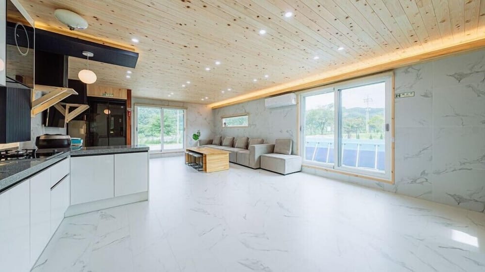Room (private house)