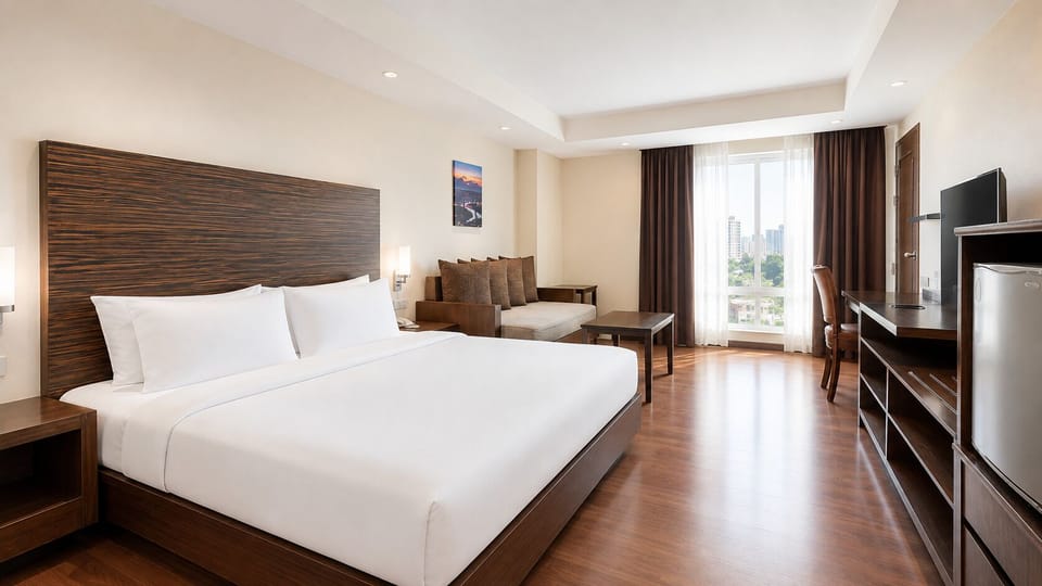 Junior Studio Suite | Minibar, in-room safe, desk, laptop workspace