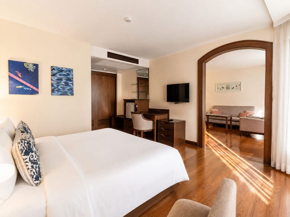 Premier Studio Suite | Minibar, in-room safe, desk, laptop workspace