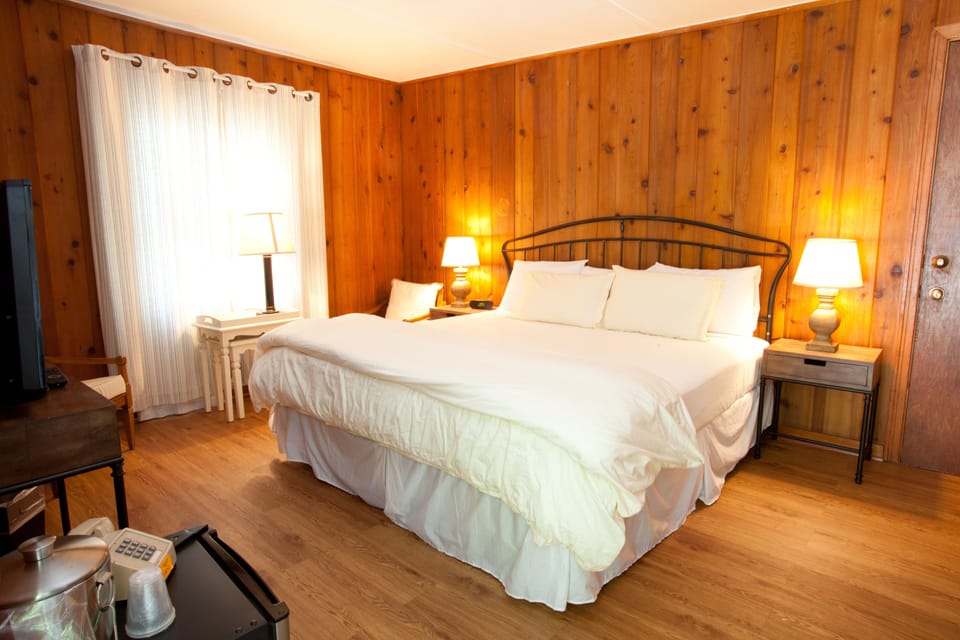 Standard Room, 1 King Bed | Desk, iron/ironing board, free WiFi, bed sheets