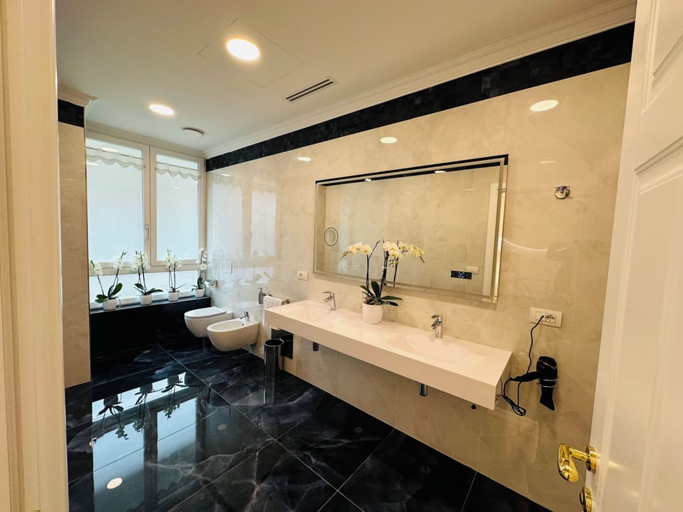 Suite Queen Deluxe | Bathroom | Shower, hair dryer, slippers, towels