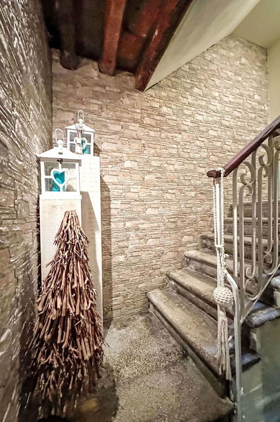 Wall, Stone Wall, Flagstone, Brick, Natural Material, Stairs, Houseplant, Tile, Cobblestone