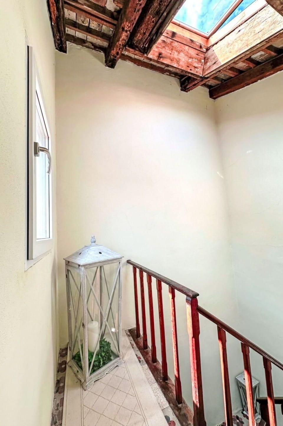 Wall, Wood, Flooring, Floor, Ceiling, Interior Design, Handrail, Wood Stain, Daylighting, Paint