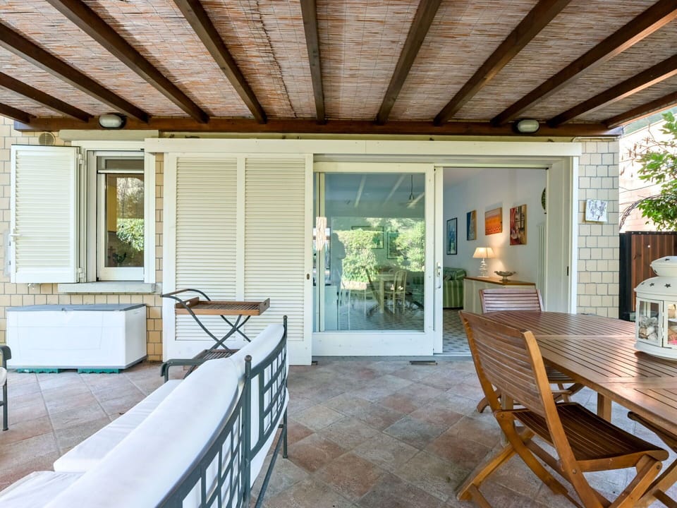 Furniture, Wood, Flooring, Floor, Interior Design, Ceiling, Chair, Table, Door, Kitchen & Dining Room Table