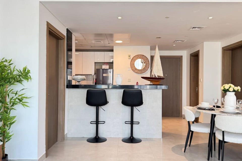 A kitchen that balances elegance and practicality for the discerning chef