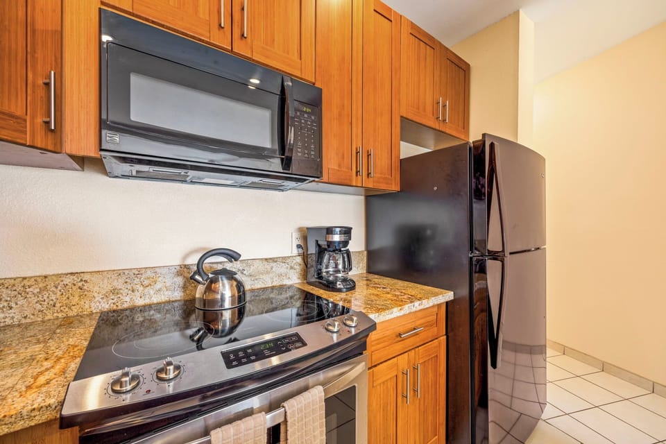 Deluxe Condo, 1 Bedroom, Lanai, Ocean View | Private kitchen | Coffee/tea maker, full-size fridge, microwave, oven