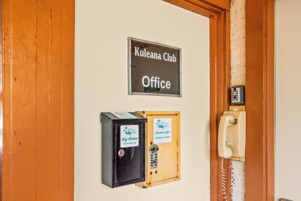Check-in/check-out kiosk