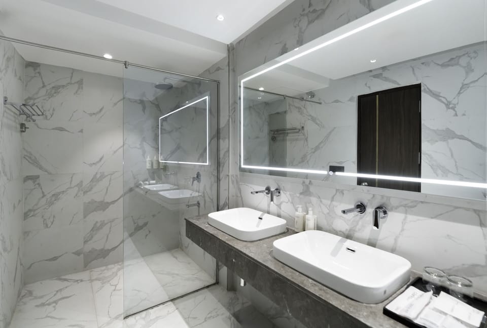Superior Double Room | Bathroom | Shower, hair dryer, slippers, towels