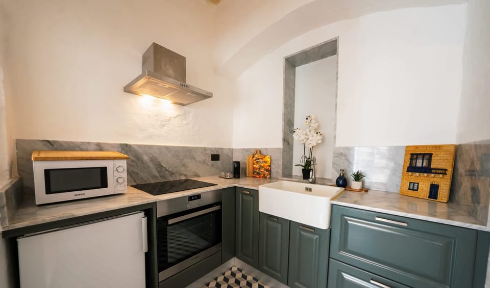 The fully equipped kitchen