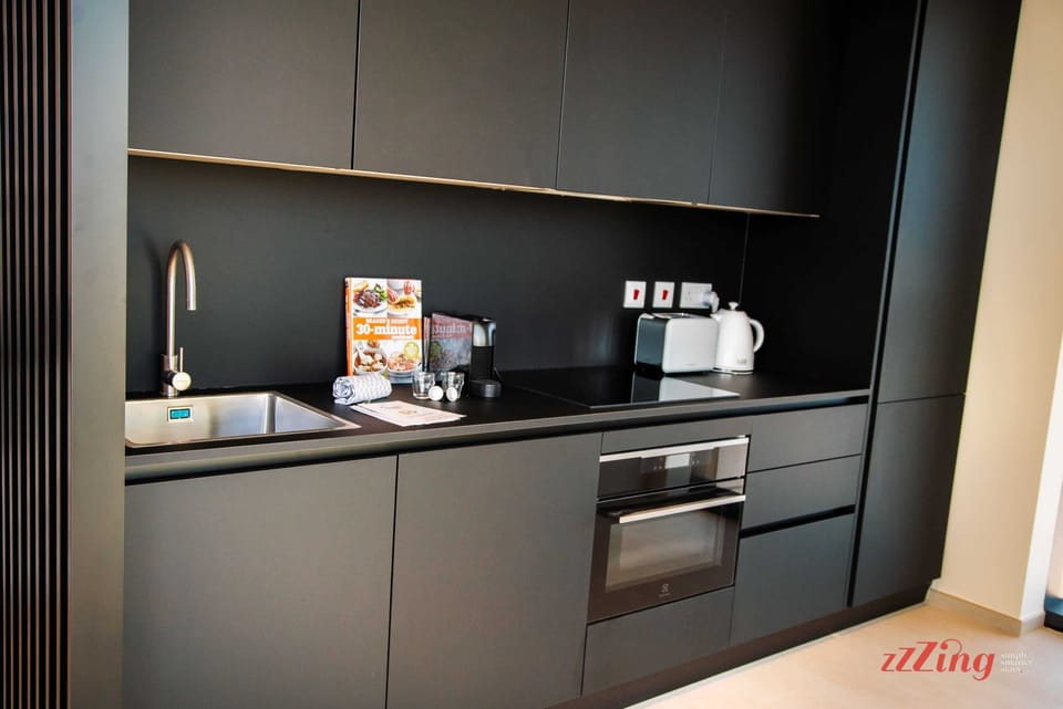 The fully equipped kitchen