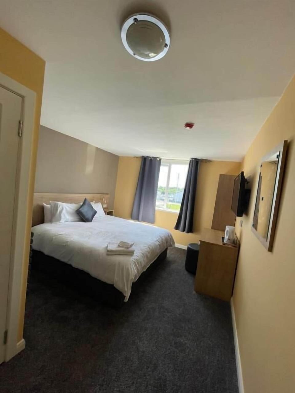 Deluxe Double Room, City View | Desk, laptop workspace, free WiFi