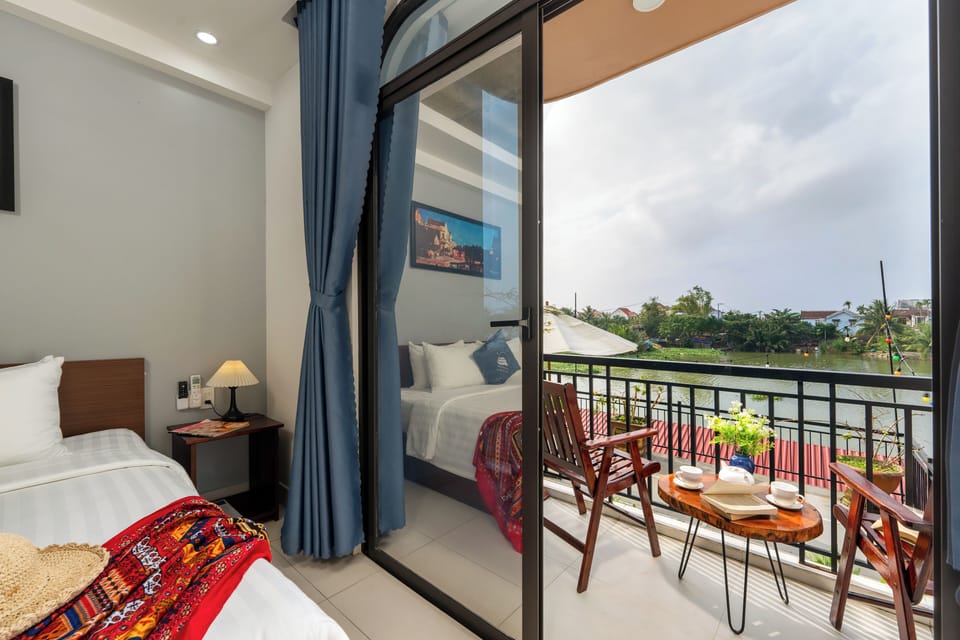 Deluxe Room | Desk, blackout drapes, soundproofing, iron/ironing board