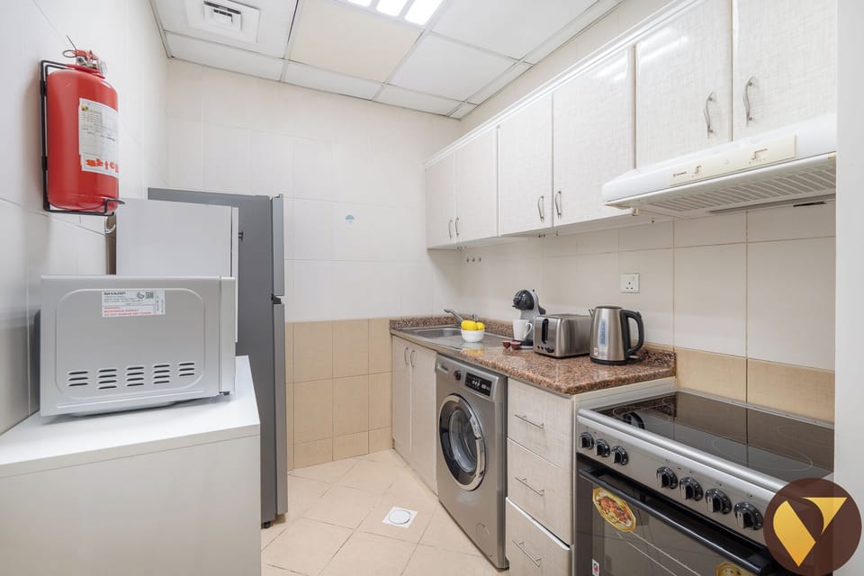 Luxury Apartment, Lake View | Private kitchen | Full-size fridge, microwave, oven, electric kettle