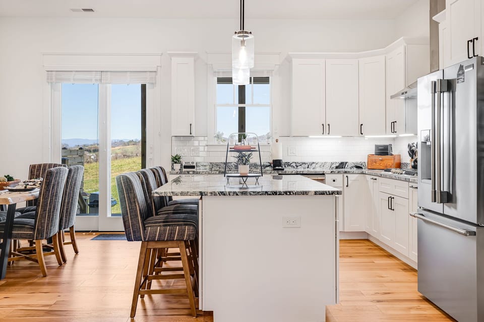 Chef's Gourmet Kitchen & Dining Area w/ Breakfast Bar Seating