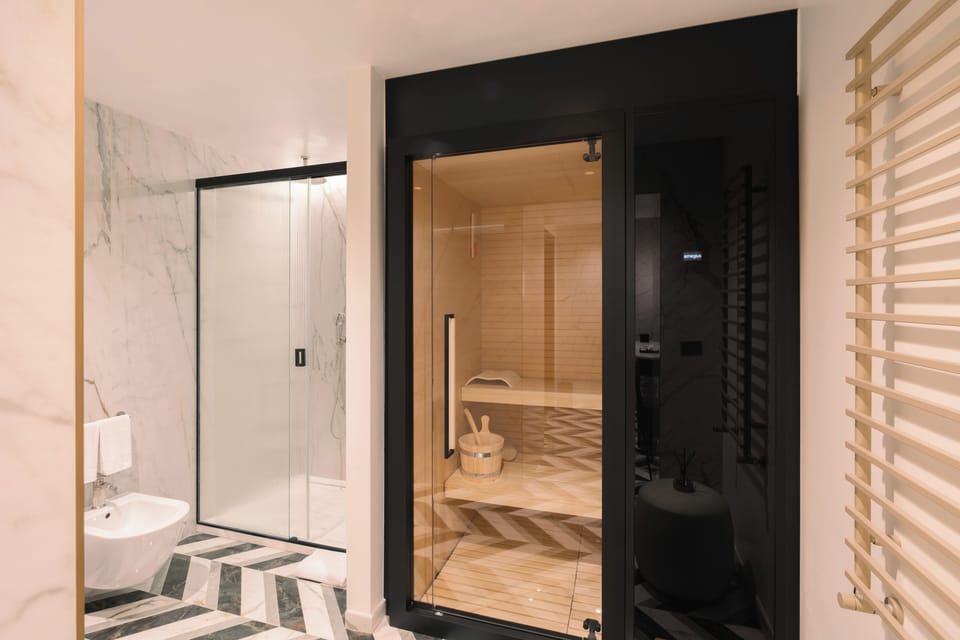 Room (Wellness) | Bathroom | Shower, rainfall showerhead, designer toiletries, hair dryer