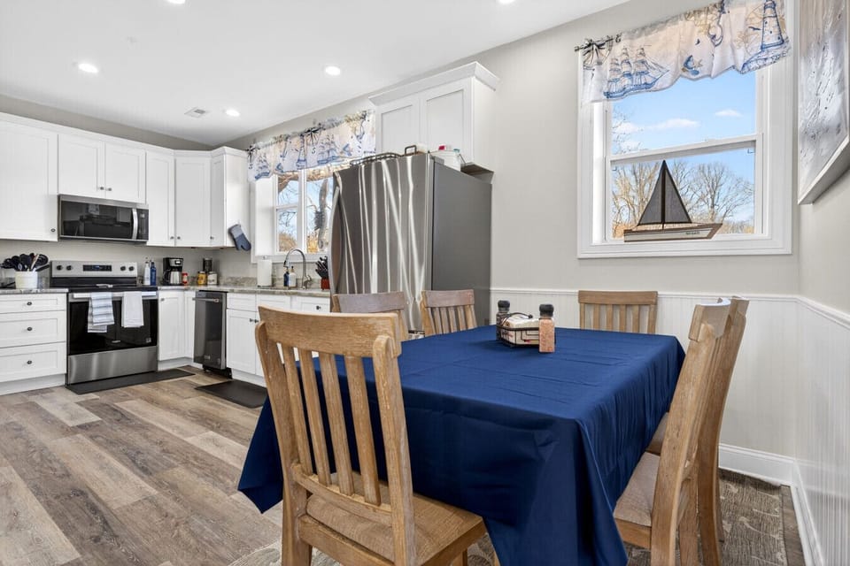 Kitchen & Table