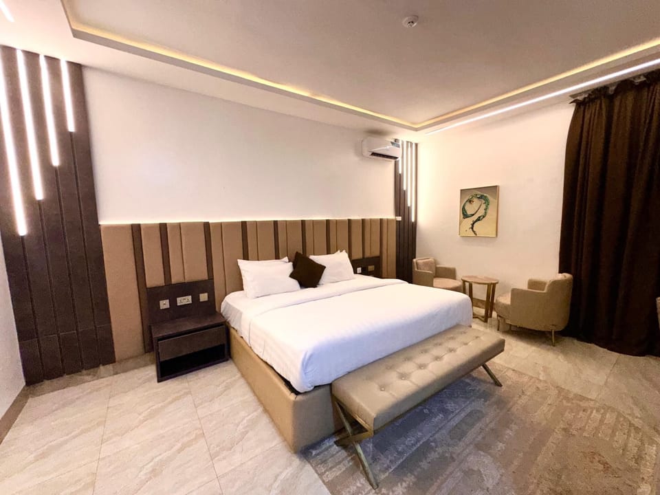 Luxury Suite, Pool View | In-room safe, desk, soundproofing, free WiFi