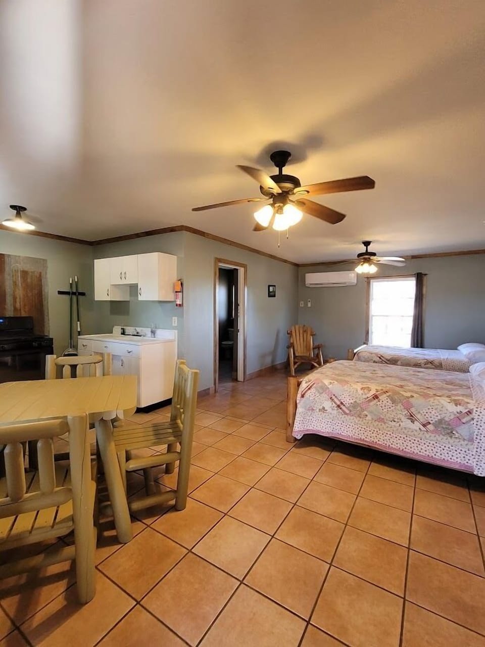 Motel 9 Main Room