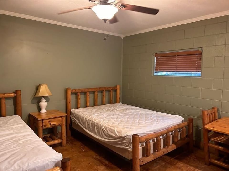 Bedroom 1 (2 queen beds)