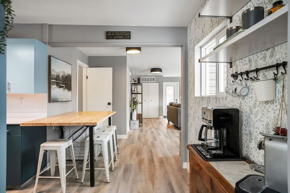 Full kitchen, complete with a luxurious coffee bar.