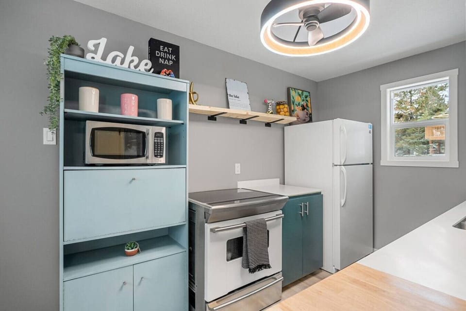 Full kitchen, complete with a luxurious coffee bar.