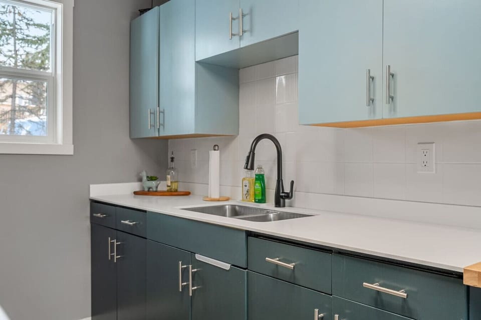 Full kitchen, complete with a luxurious coffee bar.