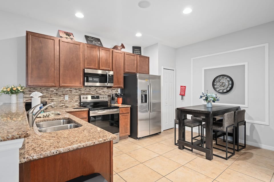 Full kitchen with all the essentials!