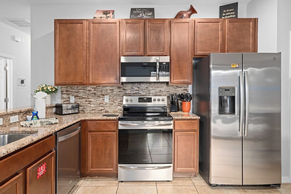Full kitchen with all the essentials!