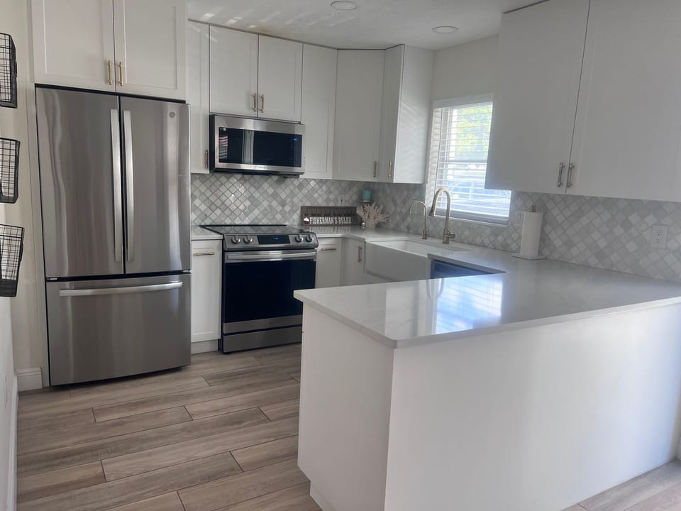 Full kitchen: standard refrigerator, oven, dishwasher, microwave, and RO system.
