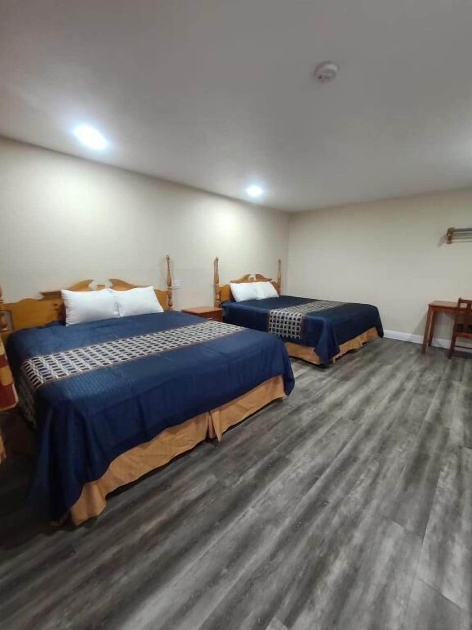 Desk, soundproofing, free WiFi, bed sheets