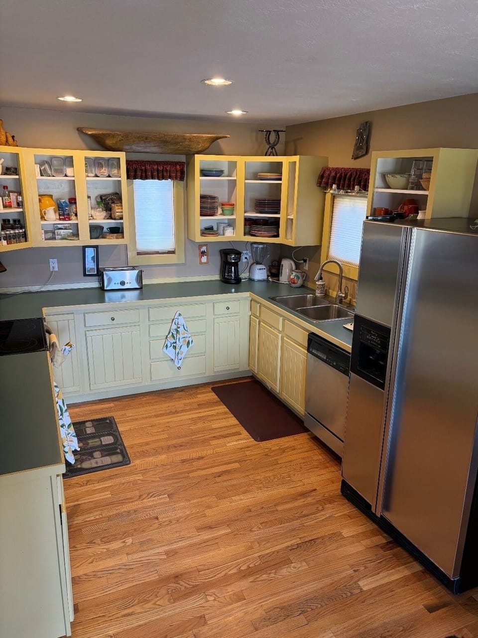 fully equipped kitchen