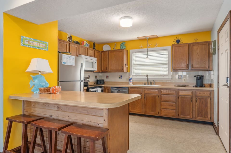KDH425: Kill Devil Hills 425 | ML Kitchen - Island Seating for 3