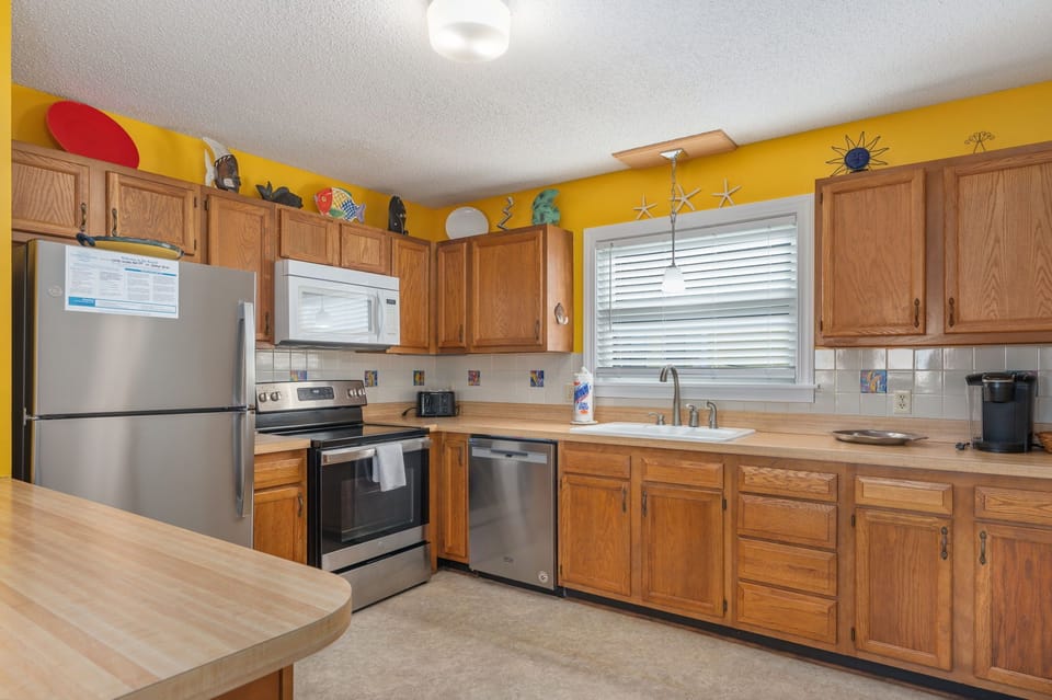 KDH425: Kill Devil Hills 425 | ML Kitchen - Island Seating for 3