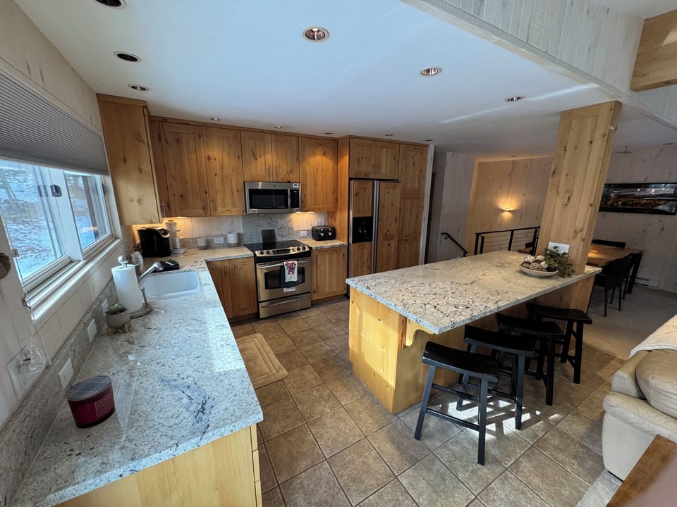 Fully Stocked Kitchen w/Bar Seating