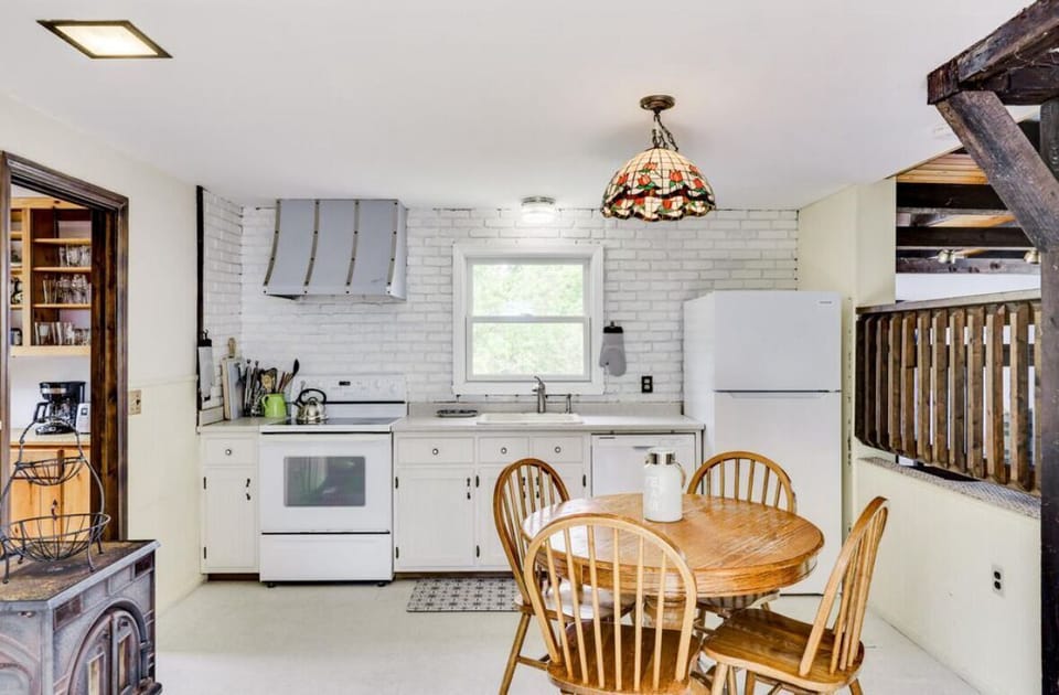 Full size kitchen with breakfast table.