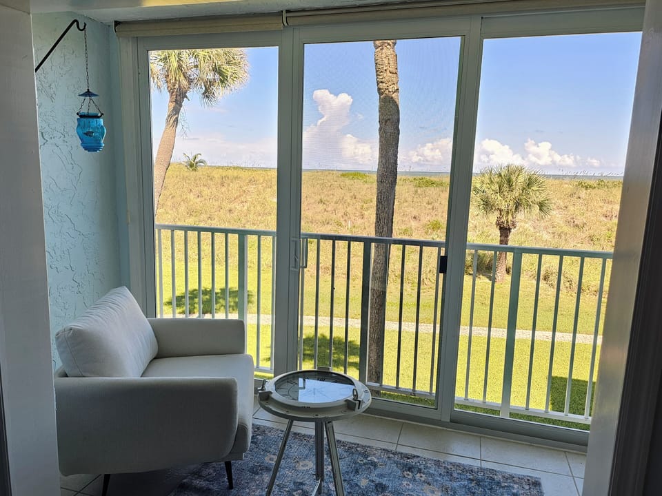 Lovely alcove off master bedroom where u can drink coffee and watch the sun rise