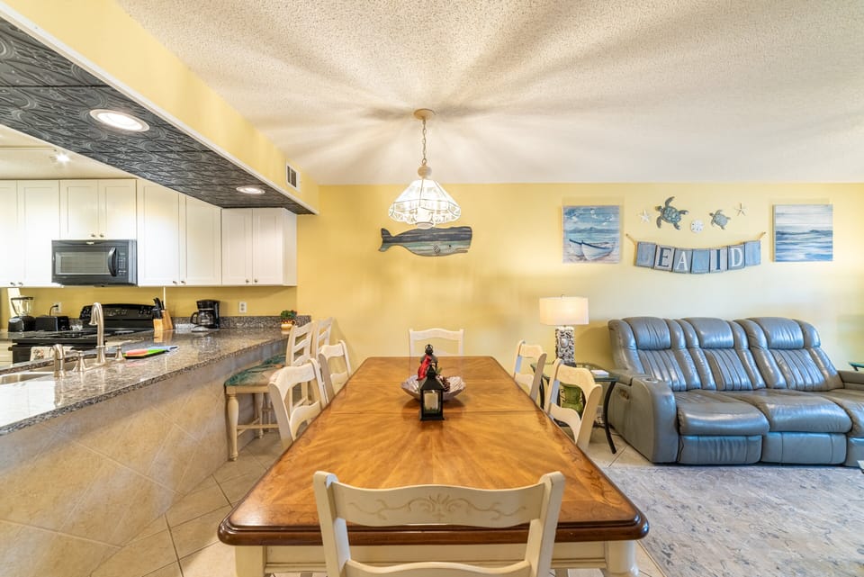 Seating for 6 at the dining room table