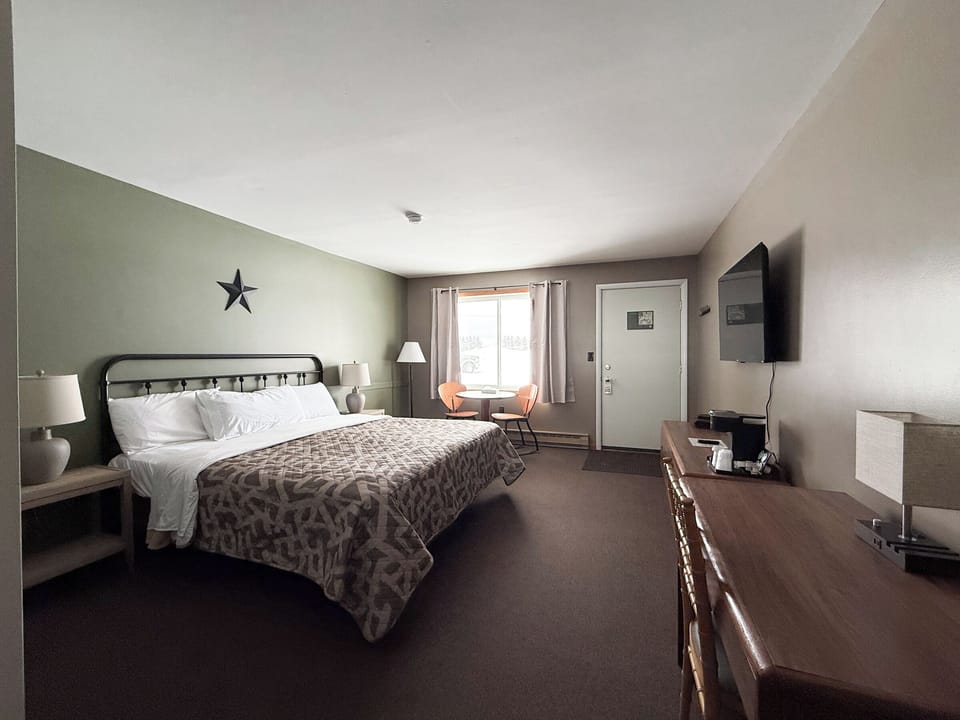 Standard Room, 1 King Bed, Non Smoking | Laptop workspace, blackout drapes, iron/ironing board, free WiFi