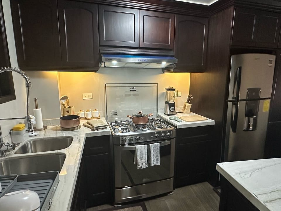 FULLY EQUIPPED KITCHEN 
