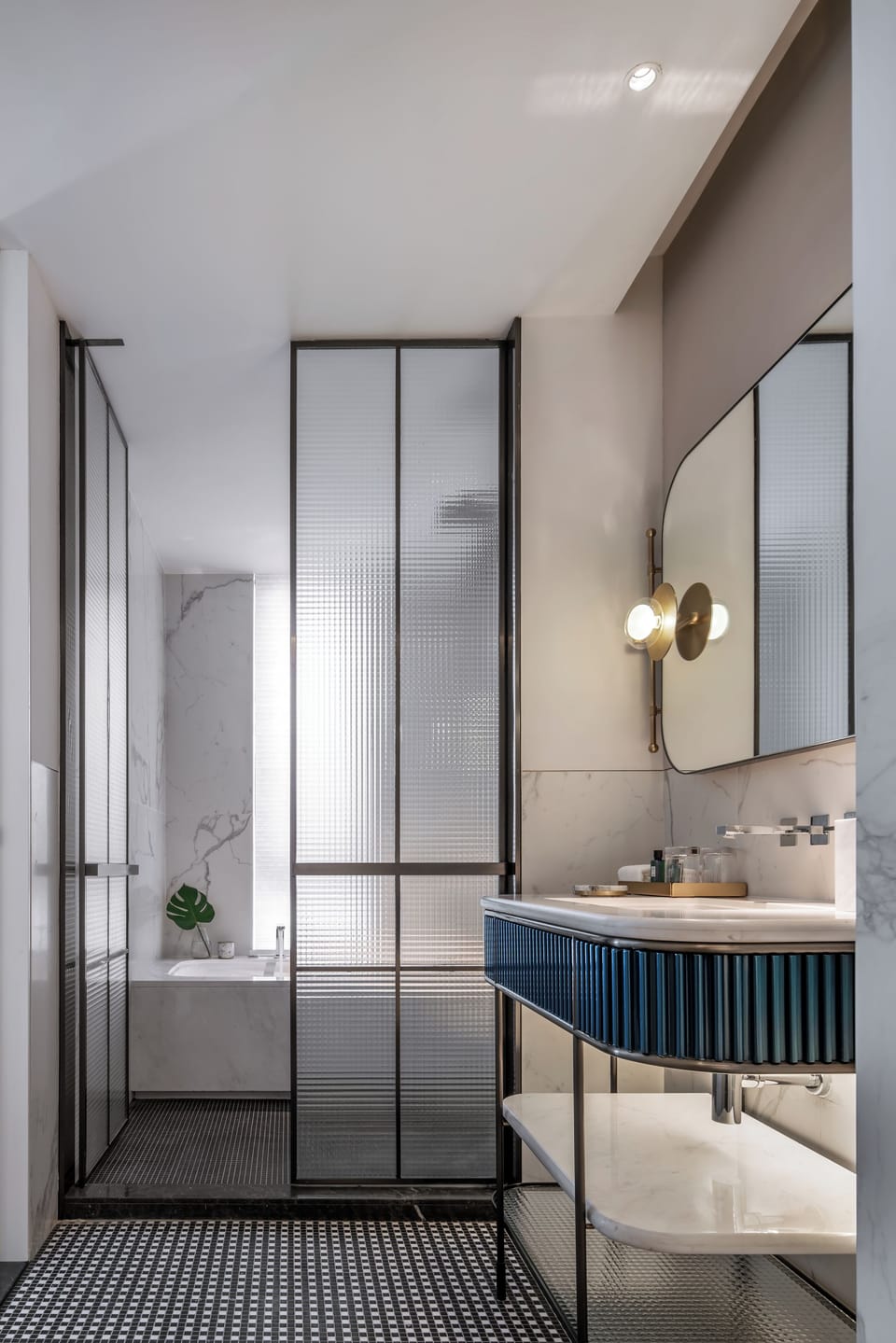 Combined shower/tub, hydromassage showerhead, free toiletries