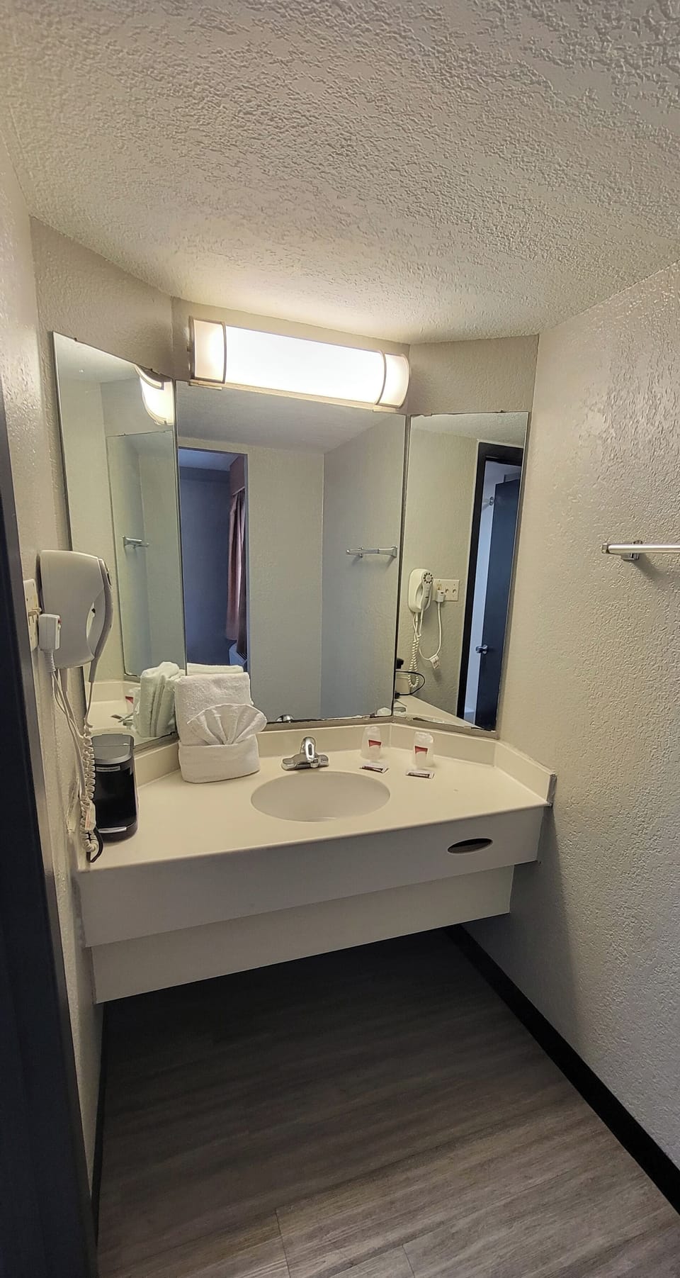 Basic Room, 2 Double Beds | Desk, free WiFi