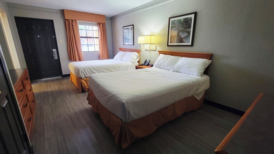 Basic Room, 2 Double Beds | Desk, free WiFi