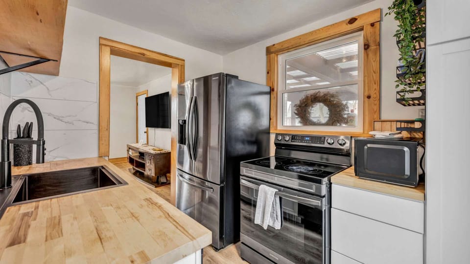 Craving a home-cooked meal? Our fully equipped kitchen has everything you need to whip up something delicious. Whether you're a master chef or just heating up leftovers, we’ve got you covered!