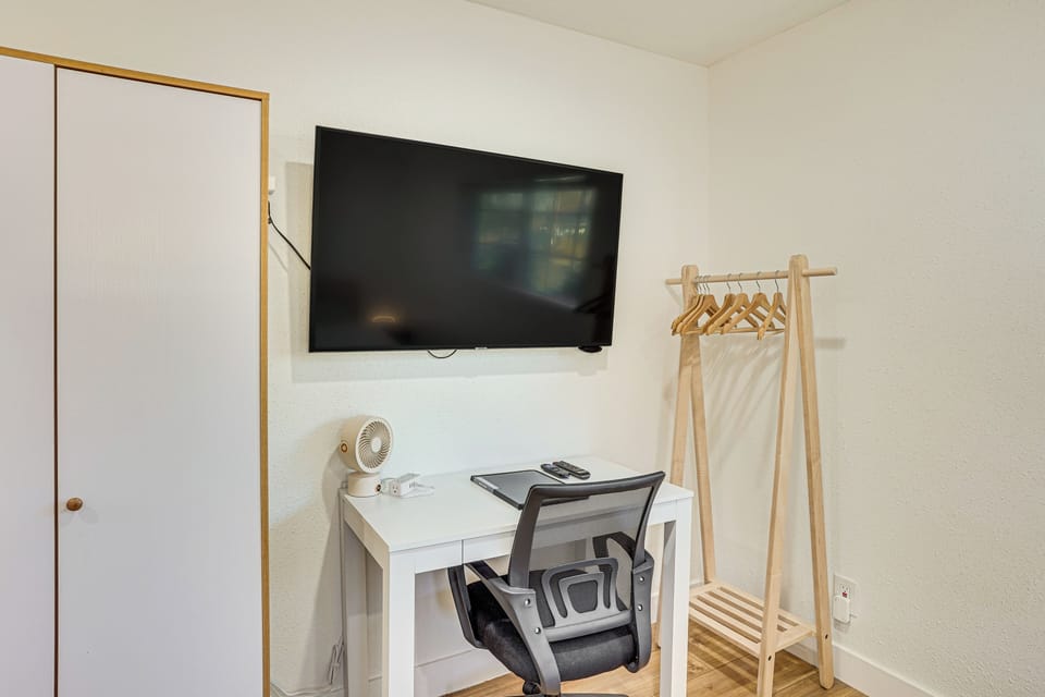Smart TV | Laptop Workspace
