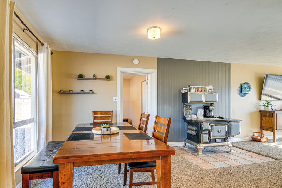 Dining Area | Dishware/Flatware Provided