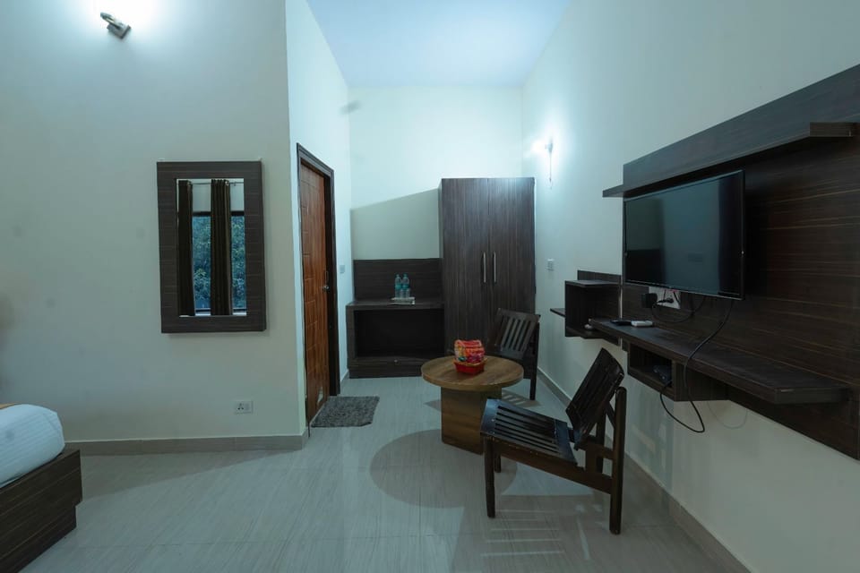 Deluxe Double Room, Balcony, Garden View | Desk, laptop workspace, iron/ironing board, free WiFi
