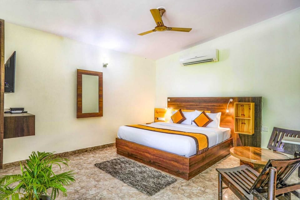 Desk, laptop workspace, iron/ironing board, free WiFi