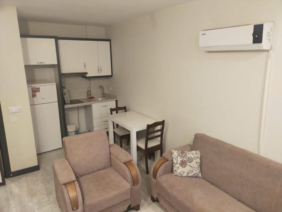 Comfort Condo, Balcony, City View | Living area